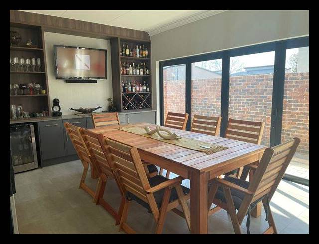 3 BEDROOM CLUSTER FOR SALE IN POMONA
